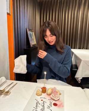 Mew Azama Instagram - New Hair💇🏻‍♀️

新年心機一転✨

と言いたいところですが…とあるアクシデントで
髪を短くせざるを得なくなりました
　

バースデープレートに浮かれすぎないよう
みなさんもろうそくには気をつけてくださいね🎂

　
今年もどんくさい私ですが
よろしくお願い致します！