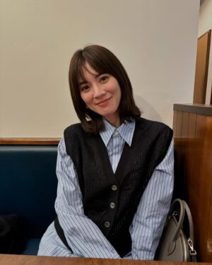 Mew Azama Instagram - New Hair💇🏻‍♀️

新年心機一転✨

と言いたいところですが…とあるアクシデントで
髪を短くせざるを得なくなりました
　

バースデープレートに浮かれすぎないよう
みなさんもろうそくには気をつけてくださいね🎂

　
今年もどんくさい私ですが
よろしくお願い致します！
