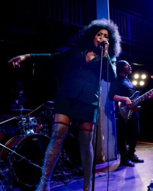 Mica Paris Instagram - Can't wait to see you at Ronnie's in Jan 🤩 got your tickets yet? 👊🏾💋

📸 @claire_judge_