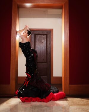 Michelle Carvalho Instagram - La creatividad me inspira, más aún cuando puedo ser parte de aquello ❤️ y es que cuando nació esta idea la empujamos para hacerla realidad y logramos una re interpretación más loca, audaz y salvaje de mi #CocaColaSinAzucarDeVidrio que tanto amo 🔥 gracias @cocacola_cl por permitirme desarrollar este proyecto con @misster.clothes 🥰
 

Nada de esto sería posible sin mi equipo espectacular:

Vestido: @misster.clothes 
Botella: @artbyjavii
Manager: @carlitosarratiaguerra 
Maquillaje y pelo: @claudiavictoriano.cl 
Fotógrafo: @fernando.fotografias