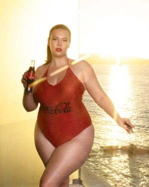 Michelle Carvalho Instagram - Celebrando el triunfo de anoche junto a mi marca favorita @cocacola_cl que me dio la maravillosa oportunidad de representarlos en uno de los eventos más importantes del país, dejando en claro que hay niveles y niveles de bebidas y #CocaColaSinAzucarDeVidrio es y será quien marque la pauta siempre ❤️💋 

Agradezco a mi maravilloso equipo que hizo posible todo esto:

Traje de baño: @artbyjavii
Manager: @carlitosarratiaguerra 
Maquillaje y pelo: @claudiavictoriano.cl 
Fotógrafo: @fernando.fotografias