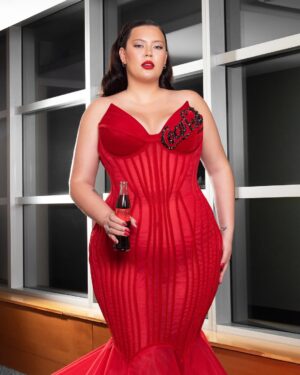 Michelle Carvalho Instagram - ¿En qué me inspiré para mi vestido? Obvio que en mi bebida favorita @cocacola_cl ❤️ y especialmente en la #CocaColaSinAzúcarDeVidrio, es simplemente IRRESISTIBLE como este vestido! 🙌

Agradecida de mi marca favorita por la consideración y que hayan pensado en mí para ser su embajadora en Viña 2025 🥰