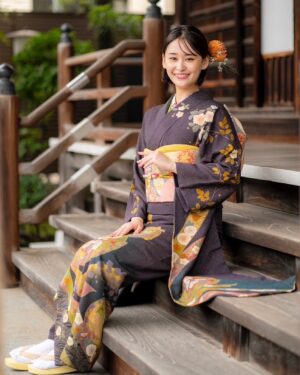 Miki Yanagi Instagram - .
月刊誌「御堂さん」2025年1月号
の表紙を務めさせていただきましたっ！！
この振袖絶妙なグラデーションと細かいラメがあしらわれていて
本当に柳の好みのツボど真ん中でした。
可愛いでしょう？
是非手に取ってご覧くだされ🪄🧡