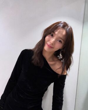 Min Sun-ye Instagram - H @myside_minhee 
M @ma._.monde_ 
S @ryung_85 

🖤🖤🖤