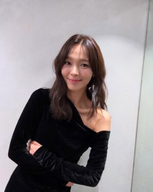 Min Sun-ye Instagram - H @myside_minhee 
M @ma._.monde_ 
S @ryung_85 

🖤🖤🖤