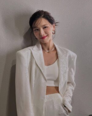 Min Sun-ye Instagram - @ryung_85 
@seonmi.beauty_artist 

오늘도 정성껏 열일해주신 두분♥️
사진300개 실화인가요.