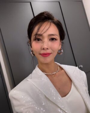 Min Sun-ye Instagram - @ryung_85 
@seonmi.beauty_artist 

오늘도 정성껏 열일해주신 두분♥️
사진300개 실화인가요.