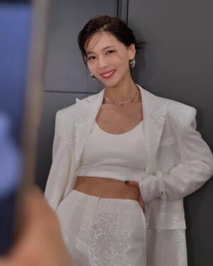 Min Sun-ye Instagram - @ryung_85 
@seonmi.beauty_artist 

오늘도 정성껏 열일해주신 두분♥️
사진300개 실화인가요.