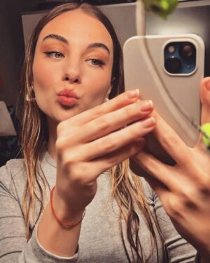 Mina Derman Instagram - kafamın içi🎉💀🍾🚀🎭🧘‍♀️🔫❤️‍🔥