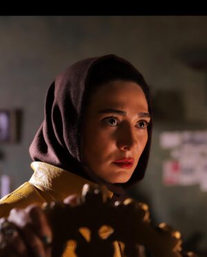 Mina Vahid Instagram - «نویسنده» آماده نمایش و پخش شد
 
به گزارش روابط‌عمومی پروژه، فیلم سینمایی «نویسنده» به کارگردانی جواد خمیس‌آبادی، نویسندگی مشترک جواد خمیس‌آبادی و کیانوش عباس زاده پس از طی مراحل فنی، آماده نمایش و پخش بین‌الملل شد.
 
مینا وحید، علی باقری و مجید پتکی، بازیگران این فیلم هستند و پخش بین‌الملل اثر برعهده شرکت ماداکتو پیکچرز به مدیریت محمد توریوریان است.
 
در خلاصه داستان «نویسنده» آمده است: «ناشر و منتقدی در تخیل نویسنده‌ای گرفتار می‌شوند که هر آنچه می‌نویسد واقع می‌شود...»
 
فیلم سینمایی «نویسنده»، یک اثر مستقل از سه‌گانه «مدادتراش» جواد خمیس‌آبادی است. «شکارچی» و «بانو» عناوین دیگر این سه‌گانه هستند.
 
جواد خمیس‌آبادی، کارگردان و مدیر فیلمبرداری سینماست که پیش از ساخت این اثر، مدیریت فیلمبرداری و تهیه‌کنندگی فیلم‌هایی چون «در میان دیوارها»، «پل» و تهیه‌کنندگی فیلم سینمایی «ماه در مه»، «سیازنگی» و نویسندگی و کارگردانی مجموعه مستند «غریبه‌های آشنا» و... را در کارنامه خود داشته است.
 
عوامل فیلم سینمایی «نویسنده» عبارتند از کارگردان: جواد خمیس آبادی، تهیه‌کنندگان: جواد خمیس آبادی، کیانوش عباس‌زاده، نویسندگان: جواد خمیس آبادی و کیانوش عباس زاده، مجری طرح: گروه هنری خانه دل، محمد خمیس آبادی، مدیر فیلمبرداری: کیوان یوسفی، تدوینگر: نیما کزازی، آهنگساز: بهزاد عبدی، طراح جلوه‌های ویژه: مصطفی مطوری، طراح لباس و صحنه: جواد خمیس آبادی، سعید هنرمند، طراح گریم: امیر سعادتی کیا، طراح  و میکس صدا: رضا گدازگر، صدابردار: محمد صالحی، دستیار اول فیلمبردار: جواد کسانی، مدیر تولید: محلا صفابخت، اصلاح رنگ و نور: محمدمهدی سخنور، سامان خدری، برنامه‌ریز و دستیار اول کارگردان: عباس تقی‌آبادی، دستیار تهیه‌کننده: سعید خمیس آبادی، عکاس: نیلوفر ذاکری، پخش بین‌الملل: محمد توریوریان (شرکت ماداکتو پیکچرز)، مترجم: سینا انتصاری و سوگل رضوانی، طراح پوستر و بروشور: احد رجب پور نیکو، مدیر روابط‌عمومی: نغمه دانش آشتیانی و مشاور رسانه‌ای: علی کشاورز.
 
.
@javadkhamisabadi
kiarealface
@minavahid_official
@majid.potki
@madakto.distribution
@mohammad_xamisabadi
@keivan467
@nimakazaziofficial
@behzad.abdii
@matouri.mostafa
@saeed.khamisabadi
@amirsaadatikia
@saidhonarmand
@javad.kassan
@mahla.safa4
@mohamadsalehi.sound
@abbas_taghiabadi
@cafe___sina
@sogolrezvan
@ahadnikoo
sam.on.khedri
@Naghmehdanesh
@ali_keshavarzz
.
#نویسنده
#فیلم_سینمایی_نویسنده