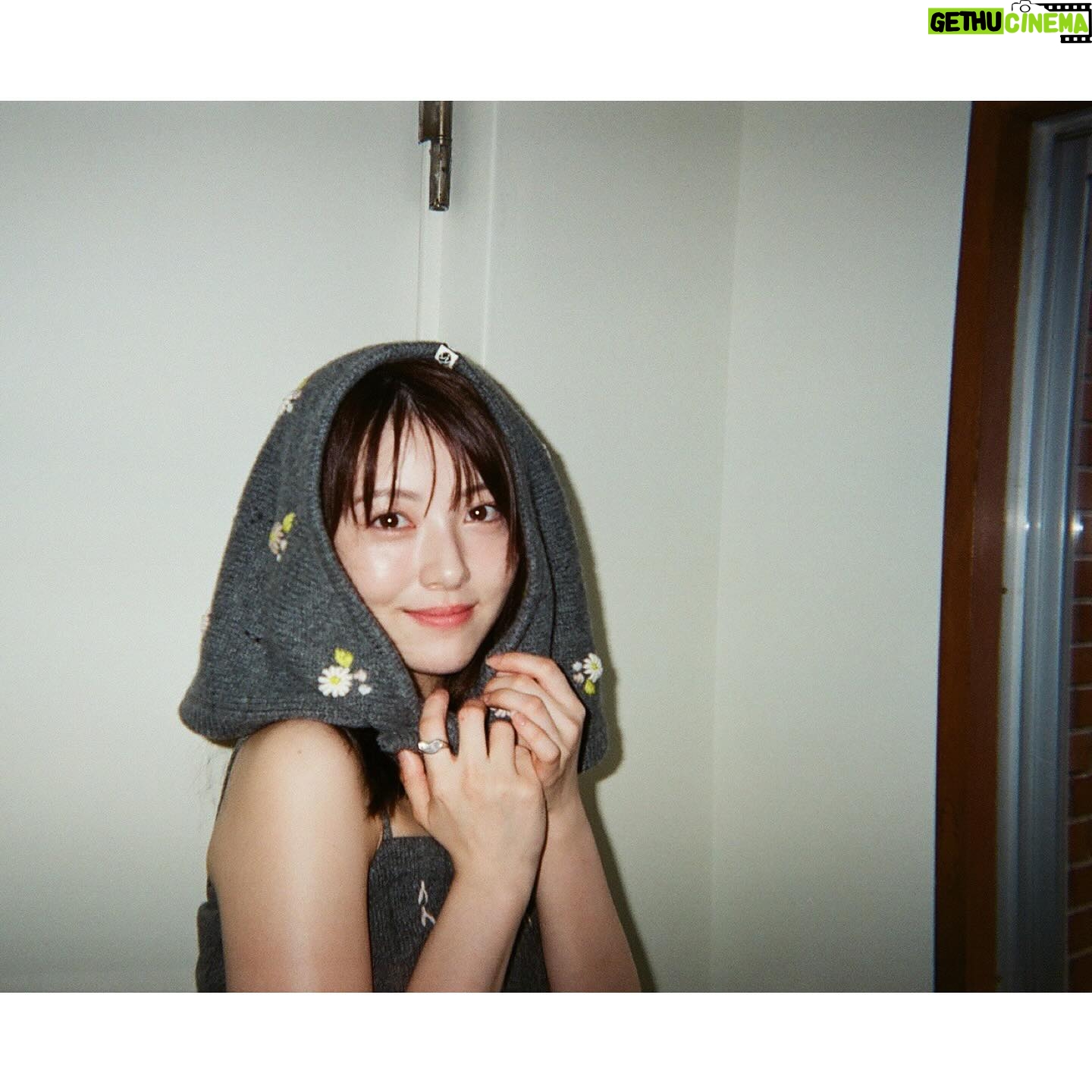 Minami Hamabe - 198.3K Likes - 『浜辺美波カレンダー2025.04-2026.03』発売開始しております🐠
Instagramでバタバタしてしまい投稿が1日遅くなってしまい申し訳ございません🐠
2025年4月はじまりのカレンダーです🐠
お部屋に1ついかがですか?なんなら各お部屋に1つずついかがですか?🐠
今回のカレンダーもとっても素敵に撮影していただきました🐠
オフショットはおちゃらけすぎて、投稿して残すには憚られたので写真の枚数は少なめです🐠
3枚目まではカレンダーのオフショット、4枚目は映画『アンダーニンジャ』数少なすぎて投稿できなかったオフショット、5枚目はある日の愛娘たち、です🐠
今も両手に犬状態で文章が打ちにくくて幸せです🐠
もふりもふられもふもふれ🐠
ぜひチェックしてみてくださいね🐠