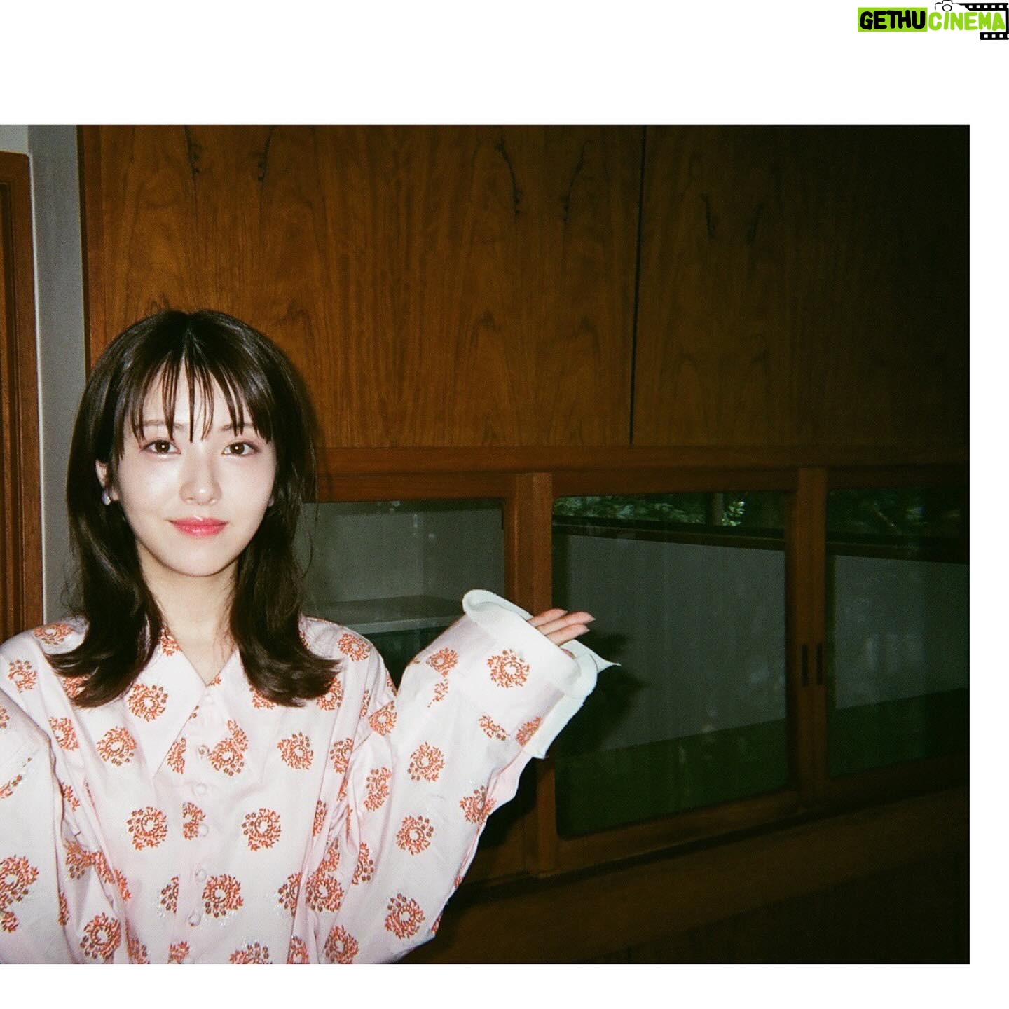 Minami Hamabe - 198.3K Likes - 『浜辺美波カレンダー2025.04-2026.03』発売開始しております🐠
Instagramでバタバタしてしまい投稿が1日遅くなってしまい申し訳ございません🐠
2025年4月はじまりのカレンダーです🐠
お部屋に1ついかがですか?なんなら各お部屋に1つずついかがですか?🐠
今回のカレンダーもとっても素敵に撮影していただきました🐠
オフショットはおちゃらけすぎて、投稿して残すには憚られたので写真の枚数は少なめです🐠
3枚目まではカレンダーのオフショット、4枚目は映画『アンダーニンジャ』数少なすぎて投稿できなかったオフショット、5枚目はある日の愛娘たち、です🐠
今も両手に犬状態で文章が打ちにくくて幸せです🐠
もふりもふられもふもふれ🐠
ぜひチェックしてみてくださいね🐠