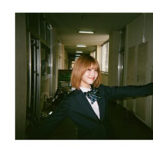 Minami Hamabe Instagram - 『浜辺美波カレンダー2025.04-2026.03』発売開始しております🐠
Instagramでバタバタしてしまい投稿が1日遅くなってしまい申し訳ございません🐠
2025年4月はじまりのカレンダーです🐠
お部屋に1ついかがですか?なんなら各お部屋に1つずついかがですか?🐠
今回のカレンダーもとっても素敵に撮影していただきました🐠
オフショットはおちゃらけすぎて、投稿して残すには憚られたので写真の枚数は少なめです🐠
3枚目まではカレンダーのオフショット、4枚目は映画『アンダーニンジャ』数少なすぎて投稿できなかったオフショット、5枚目はある日の愛娘たち、です🐠
今も両手に犬状態で文章が打ちにくくて幸せです🐠
もふりもふられもふもふれ🐠
ぜひチェックしてみてくださいね🐠