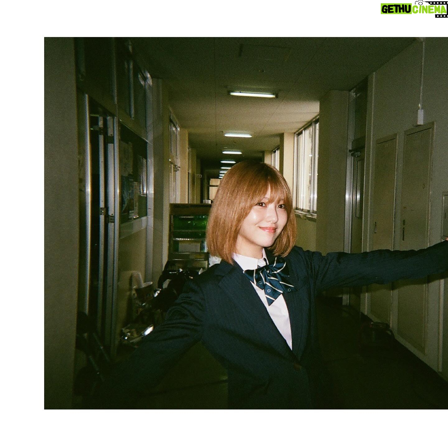 Minami Hamabe - 198.3K Likes - 『浜辺美波カレンダー2025.04-2026.03』発売開始しております🐠
Instagramでバタバタしてしまい投稿が1日遅くなってしまい申し訳ございません🐠
2025年4月はじまりのカレンダーです🐠
お部屋に1ついかがですか?なんなら各お部屋に1つずついかがですか?🐠
今回のカレンダーもとっても素敵に撮影していただきました🐠
オフショットはおちゃらけすぎて、投稿して残すには憚られたので写真の枚数は少なめです🐠
3枚目まではカレンダーのオフショット、4枚目は映画『アンダーニンジャ』数少なすぎて投稿できなかったオフショット、5枚目はある日の愛娘たち、です🐠
今も両手に犬状態で文章が打ちにくくて幸せです🐠
もふりもふられもふもふれ🐠
ぜひチェックしてみてくださいね🐠
