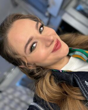 Miray Daner Instagram - Galerimde küçük bir tur ✈️