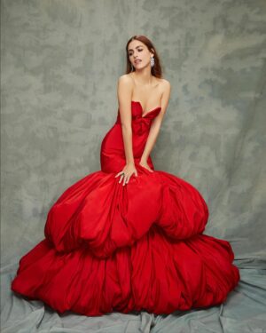 Miriam Leone Instagram - Rose rosse per Sanremo 🌹🌹🌹

#accussi

#Sanremo2025