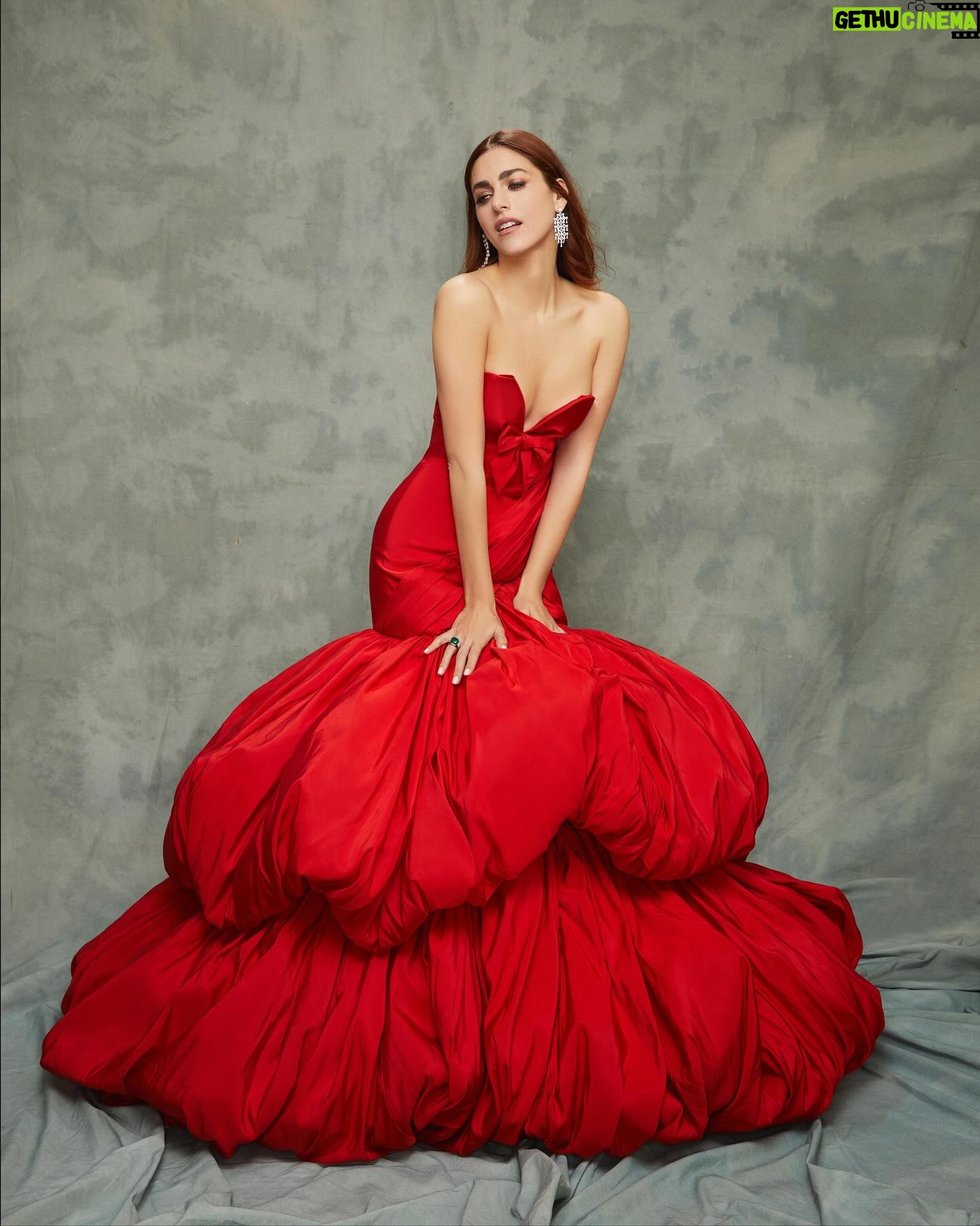 Miriam Leone - 123K Likes - Rose rosse per Sanremo 🌹🌹🌹
#accussi
#Sanremo2025