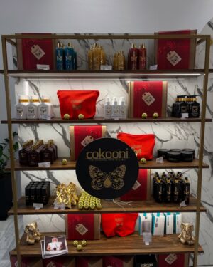 Mirto Alikaki Instagram - Αυτό δεν είναι κομμωτήριο είναι spa!!!Αγαπημένη κομμώτρια @despina.koukouli_official Αγαπημένο κομμωτήριο @despinakoukouli_hair_boutique με απίστευτα προϊόντα cokooni και με την καλύτερη παρέα , την μικρή μου Αλις . Αποτέλεσμα που τα σπάει !!!!! #hair #hairstyle  #hairsalon
