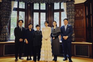 Misako Renbutsu Instagram - .
令和６年能登半島地震復興祈念公演
〝まつとおね〟
記者会見に出席しました。

会見でも話したように、今もまだいろんな葛藤があるのですが、それでも〝希望を届けてほしい〟と言ってくださる方が1人でもいらっしゃるのなら、そこに想いを寄せて向き合っていけたらと思っています。

また、今、輪島市や珠洲市など、奥能登の皆さんのことがとても心配です。
元旦の地震、また先日の大雨による被害を目の当たりにする中で、状況を自分なりにいつも見つめ続けているのですが、〝復旧・復興の地域差〟というものが、どんどん大きくなっている気がしています。
そんな中で こういった公演の報道・情報が発信されることで、結果的に傷つけてしまう人、お辛い思いをさせてしまう人がいるのではと、そのことが本当に気がかりです。

ただ、そういった地域の方たちに対しても、寄付であったり必要な物資を送ることであったり、出来ることを引き続き続けていきたいと思っています。
綺麗事なのかもしれないけど、心の底から、誰のことも置いてけぼりにしたくないと思っています。

皆さんの日々が、一日でも早く穏やかなものとなりますように。
私も出来ることを探し続けながら、里帆ちゃんと共に、カンパニーの皆さんと共に、精一杯向き合っていきたいと思います。