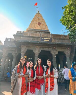 Misha Narang Instagram - जय श्री महाकाल 🙏
.
.

@sarga_mmm @shanayasharma.official @nanditadaga