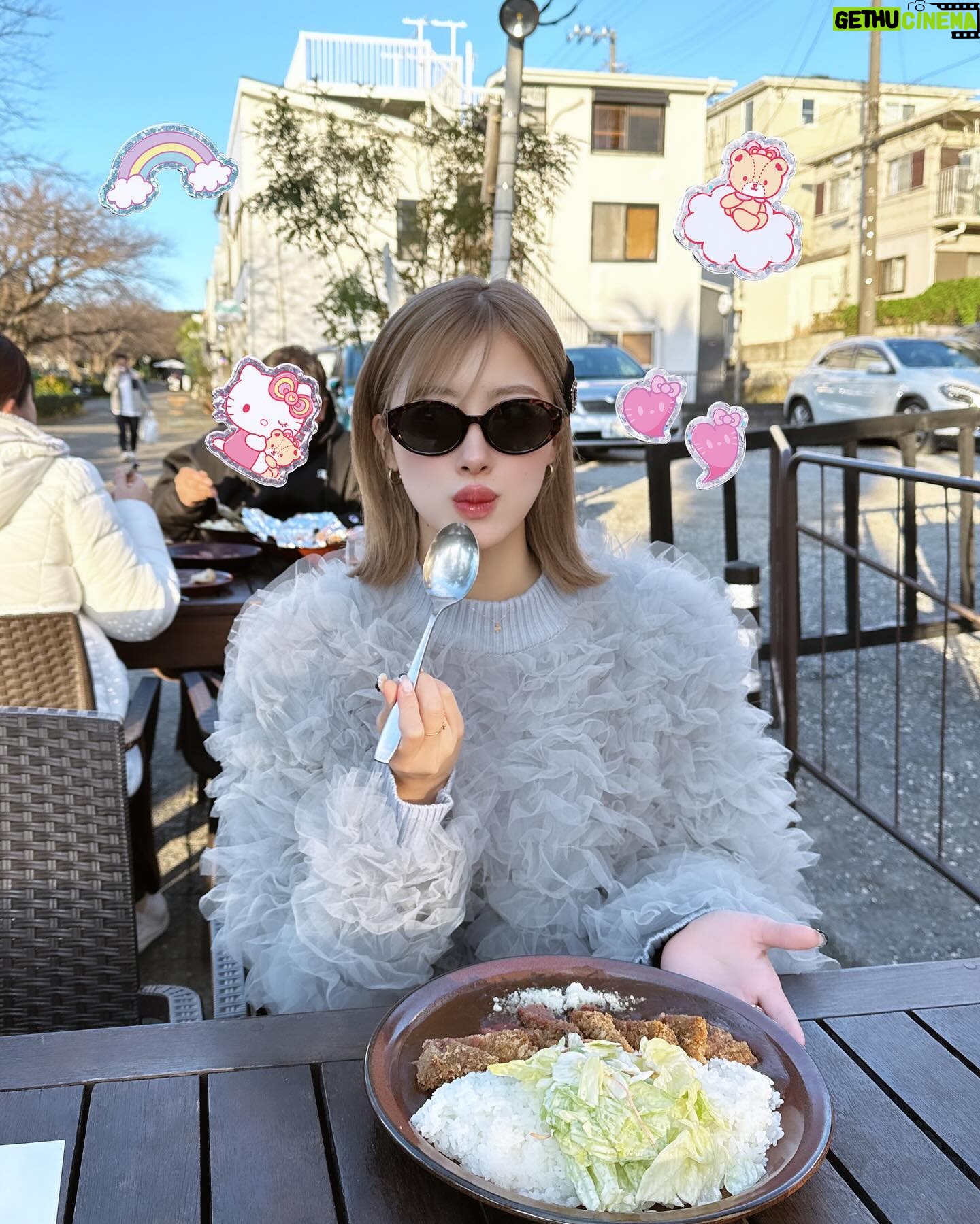 Miyabi Natsuyaki - 3.1K Likes - 🌞ིྀ✨💕

鎌倉で運気上げてきた🌞🎀✨
行くときいつも晴れてるし
勝手に運気上がると思ってる😚ིྀ

念願の珊瑚礁のビーフカツカレー
まじでおいしかった♡🥹🍛
アンチョビポテトも最高よー🥔

近くにある薬局でシナモンのリップ
見つけたから即買いだよね૮꒰•༝•。꒱ა🩵ིྀ
これキティちゃんもあったんかな？
知ってる人いる??

honeyのニットもやっと着れた♡
このボリュームかわいすぎるよね🥹🫶🏻
展示会でカラー迷ったけど
お肌白く見えるしブルーで大正解🩵ིྀ✨
