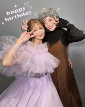 Miyabi Natsuyaki Instagram - happy birthday💜ིྀ⌖꙳✧ 

矢口さんおめでとうございます♡
昨日はbirthdayイベントに
お邪魔させて頂きました💖

矢口さんのソロライブを見るのはお初✨
歌もトークも完璧すぎて
先輩さすが💖の一言です♡

衣装もかわいすぎましたね~✨
終始、、かわいい~って
1人でつぶやいてたなぁ~꒰՞> · <՞꒱♡

演奏もほんとに素敵で
歌とトークのギャップがあって
最高でした💖💖

会場では稲葉さんと村田さん
お世話になってるりょんりょんにも
会えてうれしかったですദി՞˶ෆ . ෆ˶ ՞ 🎀