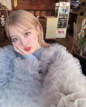 Miyabi Natsuyaki Instagram - 🌞ིྀ✨💕

鎌倉で運気上げてきた🌞🎀✨
行くときいつも晴れてるし
勝手に運気上がると思ってる😚ིྀ

念願の珊瑚礁のビーフカツカレー
まじでおいしかった♡🥹🍛
アンチョビポテトも最高よー🥔

近くにある薬局でシナモンのリップ
見つけたから即買いだよね૮꒰•༝•。꒱ა🩵ིྀ
これキティちゃんもあったんかな？
知ってる人いる??

honeyのニットもやっと着れた♡
このボリュームかわいすぎるよね🥹🫶🏻
展示会でカラー迷ったけど
お肌白く見えるしブルーで大正解🩵ིྀ✨
