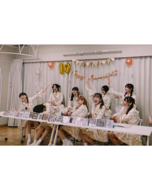 Moe Kamikokuryo Instagram - 卒業のお知らせ 上國料萌衣

いつも温かい応援ありがとうございます。

皆様にご報告です。

私、上國料萌衣は2025年の春ツアーをもって、アンジュルム及びハロー！プロジェクトを卒業いたします。

急なご報告に、皆様を驚かせてしまっているかと思います。
そして、アンジュルムを大好きでいてくださる皆さんには、こんなにも短いスパンでの卒業の連続に、悲しい思いをさせてしまっているかもしれません。

心の底から大好きな大好きなアンジュルム。

大好きなお姉さんたちと過ごしてきた日々、
大好きな妹たちと過ごしてきた日々。

永遠であればいいのに、と思えば思うほど、それが難しいということは、たくさんのメンバーを見送ってきたので自分が一番理解しているつもりです。

私はアンジュルムオーディションを受けて2015年に加入しました。

振り返ると今の自分には、眩しすぎるくらいに輝いた青春を過ごしていたと思います。

永遠だと思いながら過ごしていた毎日。
でもみんな次の夢を見つけて卒業していきます。
先輩方の卒業が続いた時、
私もいつかそうして卒業しなければいけない日がくるのか。
私はアンジュルムが好きで、アンジュルムに入りたいという夢を追いかけて、アンジュルムに加入したのに、いつか自分だけの夢を見つけて自分から離れていかなきゃいけないなんて、当時の私にとっては、ちょっぴり残酷でした。

でも、だからこそ、アンジュルムでいられる間にアンジュルムで夢を叶えることが、
自分の夢になっていったんだと思います。

私が卒業を決めたのはちょうど2年ほど前です。
自分でタイムリミットを決めました。
それからは、これまで以上に全力でアンジュルムに向き合ってきたと思っています。

この9年。
きっと私一人だったら夢は夢のままだったけれど、一人じゃなかったから、
たくさんの夢が現実になっていきました。

大好きなアンジュのみんな、
応援してくださるファンの皆さん、一緒に歩んでくださるマネージャーさんやスタッフさん、そして支えてくれる家族や友人がいたからこそです。
本当に本当に、心から、ありがとうございます。

大好きな先輩から歴史を繋いで、
大好きな後輩たちみんなとつくってきた今の最高なアンジュルムを自分から離れるのはやっぱり寂しいけれど、
私の卒業でまた新しいアンジュルムの形にわくわくする日がきっときます。
メンバーが卒業するたび
わくわくして貰えるようにこれまでも頑張ってきたし！
そうやってアンジュルムは続いていきます。

卒業まで残り約半年にはなりますが、
猪突猛進で突き進んでいきます。
大好きな後輩みんなの夢にも近づけるよう、アンジュルムを少しでも大きくして卒業したいと思っています。
前向きに、明るく、愛を持って、
皆さんからいただいた愛を倍以上にして返すつもりで駆け抜けたいと思います！

卒業後は留学をする予定です。

最後までアンジュルムとしての上國料萌衣を見守っていただけると幸いです。

長くなりましたが、ここまで読んでいただきありがとうございました。

それでは、また、
私たちの大好きなライブでお会いしましょう！

2024年12月20日　アンジュルム　リーダー　上國料萌衣