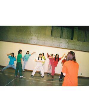 Moe Kamikokuryo Instagram - 卒業のお知らせ 上國料萌衣

いつも温かい応援ありがとうございます。

皆様にご報告です。

私、上國料萌衣は2025年の春ツアーをもって、アンジュルム及びハロー！プロジェクトを卒業いたします。

急なご報告に、皆様を驚かせてしまっているかと思います。
そして、アンジュルムを大好きでいてくださる皆さんには、こんなにも短いスパンでの卒業の連続に、悲しい思いをさせてしまっているかもしれません。

心の底から大好きな大好きなアンジュルム。

大好きなお姉さんたちと過ごしてきた日々、
大好きな妹たちと過ごしてきた日々。

永遠であればいいのに、と思えば思うほど、それが難しいということは、たくさんのメンバーを見送ってきたので自分が一番理解しているつもりです。

私はアンジュルムオーディションを受けて2015年に加入しました。

振り返ると今の自分には、眩しすぎるくらいに輝いた青春を過ごしていたと思います。

永遠だと思いながら過ごしていた毎日。
でもみんな次の夢を見つけて卒業していきます。
先輩方の卒業が続いた時、
私もいつかそうして卒業しなければいけない日がくるのか。
私はアンジュルムが好きで、アンジュルムに入りたいという夢を追いかけて、アンジュルムに加入したのに、いつか自分だけの夢を見つけて自分から離れていかなきゃいけないなんて、当時の私にとっては、ちょっぴり残酷でした。

でも、だからこそ、アンジュルムでいられる間にアンジュルムで夢を叶えることが、
自分の夢になっていったんだと思います。

私が卒業を決めたのはちょうど2年ほど前です。
自分でタイムリミットを決めました。
それからは、これまで以上に全力でアンジュルムに向き合ってきたと思っています。

この9年。
きっと私一人だったら夢は夢のままだったけれど、一人じゃなかったから、
たくさんの夢が現実になっていきました。

大好きなアンジュのみんな、
応援してくださるファンの皆さん、一緒に歩んでくださるマネージャーさんやスタッフさん、そして支えてくれる家族や友人がいたからこそです。
本当に本当に、心から、ありがとうございます。

大好きな先輩から歴史を繋いで、
大好きな後輩たちみんなとつくってきた今の最高なアンジュルムを自分から離れるのはやっぱり寂しいけれど、
私の卒業でまた新しいアンジュルムの形にわくわくする日がきっときます。
メンバーが卒業するたび
わくわくして貰えるようにこれまでも頑張ってきたし！
そうやってアンジュルムは続いていきます。

卒業まで残り約半年にはなりますが、
猪突猛進で突き進んでいきます。
大好きな後輩みんなの夢にも近づけるよう、アンジュルムを少しでも大きくして卒業したいと思っています。
前向きに、明るく、愛を持って、
皆さんからいただいた愛を倍以上にして返すつもりで駆け抜けたいと思います！

卒業後は留学をする予定です。

最後までアンジュルムとしての上國料萌衣を見守っていただけると幸いです。

長くなりましたが、ここまで読んでいただきありがとうございました。

それでは、また、
私たちの大好きなライブでお会いしましょう！

2024年12月20日　アンジュルム　リーダー　上國料萌衣