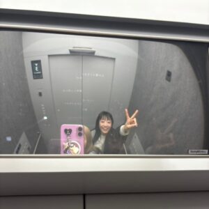 Moeka Shiotsuka Instagram - Ginza Sony Park 展 2025 〰️ 
" floating words " 上映中
映像と光と水との演出にあわせて
360Audio verの私たちの曲もきけるｮ

パーク中にある歌詞探しは20こです
みんなみつけた？

ゆりかちゃんとツーショットしたと思ったのに
ゆりかちゃんが自分を映してなかったの巻🤳🏻