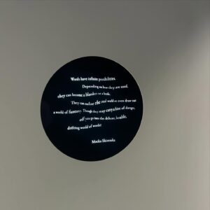 Moeka Shiotsuka Instagram - Ginza Sony Park 展 2025 〰️ 
" floating words " 上映中
映像と光と水との演出にあわせて
360Audio verの私たちの曲もきけるｮ

パーク中にある歌詞探しは20こです
みんなみつけた？

ゆりかちゃんとツーショットしたと思ったのに
ゆりかちゃんが自分を映してなかったの巻🤳🏻