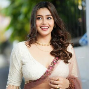 Mokksha Instagram - In between candid and poses 😊
Captured by @rajaneesh_vk @vinu07mm( stage pics)
Wearing @chakitha_designs 
Makeup @midhush_makeovers 
Hair @ajitha_pa_makeup_artist
#mokksha #born #queen #traditional #favorite
