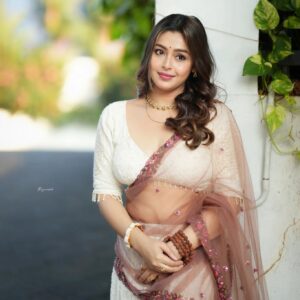 Mokksha Instagram - In between candid and poses 😊
Captured by @rajaneesh_vk @vinu07mm( stage pics)
Wearing @chakitha_designs 
Makeup @midhush_makeovers 
Hair @ajitha_pa_makeup_artist
#mokksha #born #queen #traditional #favorite