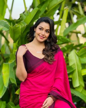 Mokksha Instagram - It’s exclusive me 😊✌🏻
#mokksha #born #queen #peace #detachment #ownself #sari #lover