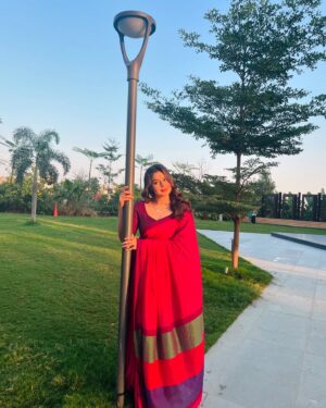 Mokksha Instagram - It’s exclusive me 😊✌🏻
#mokksha #born #queen #peace #detachment #ownself #sari #lover