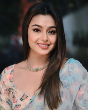 Mokksha Instagram - Neelavanthi time..
Sari @varshiniguptha_ 
@kogaracinecreations @kbmukund producer @sri_murali_prasad
Director Thanks @mokksha_offical_fans_club 
#mokksha #born #queen #sari #love #neelavanthi #debut #kannada #film