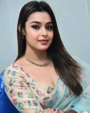 Mokksha Instagram - Neelavanthi time..
Sari @varshiniguptha_ 
@kogaracinecreations @kbmukund producer @sri_murali_prasad
Director Thanks @mokksha_offical_fans_club 
#mokksha #born #queen #sari #love #neelavanthi #debut #kannada #film