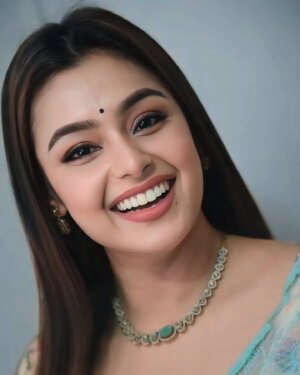 Mokksha Instagram - Neelavanthi time..
Sari @varshiniguptha_ 
@kogaracinecreations @kbmukund producer @sri_murali_prasad
Director Thanks @mokksha_offical_fans_club 
#mokksha #born #queen #sari #love #neelavanthi #debut #kannada #film