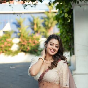 Mokksha Instagram - In between candid and poses 😊
Captured by @rajaneesh_vk @vinu07mm( stage pics)
Wearing @chakitha_designs 
Makeup @midhush_makeovers 
Hair @ajitha_pa_makeup_artist
#mokksha #born #queen #traditional #favorite