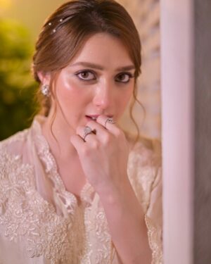 Momina Iqbal Instagram - Congratulations Deepak Perwani on completing 30 years ♥️
Loved the management @mindmapcomms 

Wearing @deepakperwaniofficial ♥️
PC @alijaffraniphotography 

Styling @sanabutt54
 @pinkmanor.co 👛