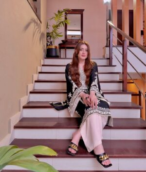Momina Iqbal Instagram - @ammara_n_ 🖤