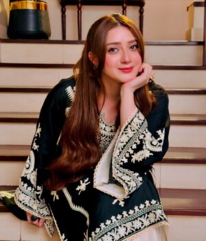 Momina Iqbal Instagram - @ammara_n_ 🖤