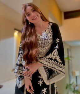 Actress Momina Iqbal HD Photos and Wallpapers January 2025