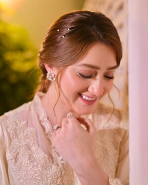 Momina Iqbal Instagram - Congratulations Deepak Perwani on completing 30 years ♥️
Loved the management @mindmapcomms 

Wearing @deepakperwaniofficial ♥️
PC @alijaffraniphotography 

Styling @sanabutt54
 @pinkmanor.co 👛