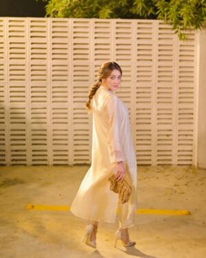 Momina Iqbal Instagram - Congratulations Deepak Perwani on completing 30 years ♥️
Loved the management @mindmapcomms 

Wearing @deepakperwaniofficial ♥️
PC @alijaffraniphotography 

Styling @sanabutt54
 @pinkmanor.co 👛