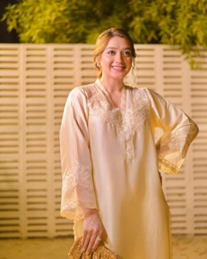 Momina Iqbal Instagram - Congratulations Deepak Perwani on completing 30 years ♥️
Loved the management @mindmapcomms 

Wearing @deepakperwaniofficial ♥️
PC @alijaffraniphotography 

Styling @sanabutt54
 @pinkmanor.co 👛