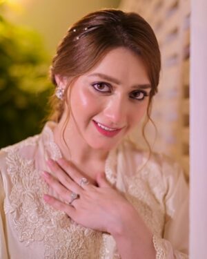 Momina Iqbal Instagram - Congratulations Deepak Perwani on completing 30 years ♥️
Loved the management @mindmapcomms 

Wearing @deepakperwaniofficial ♥️
PC @alijaffraniphotography 

Styling @sanabutt54
 @pinkmanor.co 👛