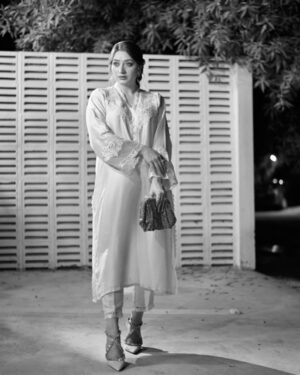 Momina Iqbal Instagram - Congratulations Deepak Perwani on completing 30 years ♥️
Loved the management @mindmapcomms 

Wearing @deepakperwaniofficial ♥️
PC @alijaffraniphotography 

Styling @sanabutt54
 @pinkmanor.co 👛