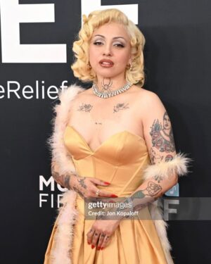 Mon Laferte Instagram - Felicidades a todxs los ganadores y nominados, estoy feliz de estar aquí en @recordingacademy 
Tenía un discurso preparado por si acaso, aquí se los dejo. 

Autopoiética es un álbum que no se conforma con un solo género, sino que mezcla un montón de mundos musicales, porque mi intención es celebrar la diversidad musical, desde la Ópera de Bellini, hasta la cumbia rebajada, esa mezcla nos acerca a entender algo más grande: celebrar la diversidad cultural, esto significa celebrar la diversidad humana con todos los colores del arcoíris. Muchos de los que estamos aquí venimos de historias distintas, pero compartimos el mismo impulso de transformar la pasión, la locura y el dolor en arte. Y eso hoy es resiliencia. 

Muchas gracias a la Academia por nutrir con música, especialmente para mi como latina en un momento difícil para ser latino en este hermoso país. 
La música derriba los muros 
Que viva entonces la música!