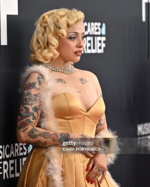 Mon Laferte Instagram - Felicidades a todxs los ganadores y nominados, estoy feliz de estar aquí en @recordingacademy 
Tenía un discurso preparado por si acaso, aquí se los dejo. 

Autopoiética es un álbum que no se conforma con un solo género, sino que mezcla un montón de mundos musicales, porque mi intención es celebrar la diversidad musical, desde la Ópera de Bellini, hasta la cumbia rebajada, esa mezcla nos acerca a entender algo más grande: celebrar la diversidad cultural, esto significa celebrar la diversidad humana con todos los colores del arcoíris. Muchos de los que estamos aquí venimos de historias distintas, pero compartimos el mismo impulso de transformar la pasión, la locura y el dolor en arte. Y eso hoy es resiliencia. 

Muchas gracias a la Academia por nutrir con música, especialmente para mi como latina en un momento difícil para ser latino en este hermoso país. 
La música derriba los muros 
Que viva entonces la música!